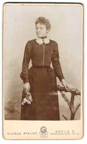 Fotografie Globus Atelier, Berlin, Oranien-Str. 52/58, Porträt einer eleganten Frau mit Blumen