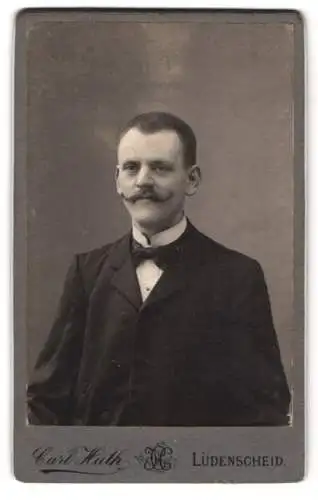 Fotografie Carl Huth, Lüdenscheid, Thünenstrasse 13, Porträt eines Mannes mit Schnurrbart