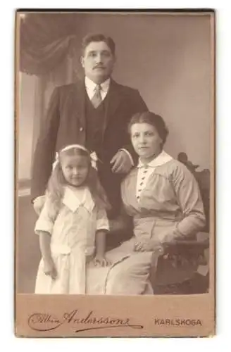 Fotografie Albin Andersson, Karlskoga, Familienporträt mit Kind