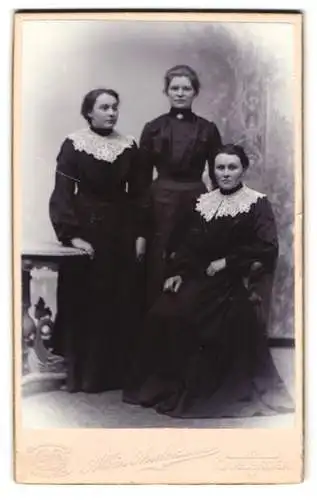 Fotografie Albin Andersson, Karlskoga, Drei Frauen in eleganter Kleidung