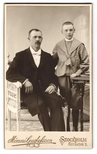 Fotografie Mimmi Gustafsson, Stockholm, Götgatan 3, Vater und Sohn in Anzügen