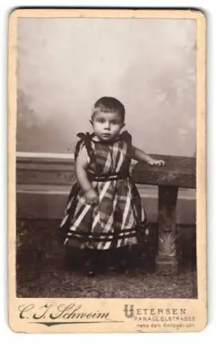 Fotografie C.J. Schweim, Uetersen, Parallelstrasse, Kleinkind in kariertem Kleid
