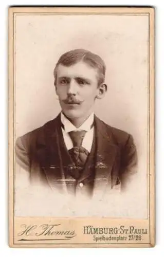 Fotografie H. Thomas, Hamburg-St. Pauli, Spielbudenplatz 27/28, Porträt eines jungen Mannes