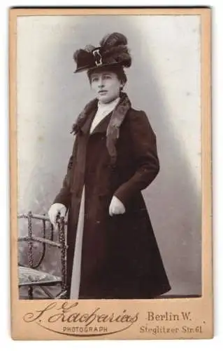 Fotografie S. Zacharias, Berlin, Steglitzer Str. 61, Elegante Dame in Wintermantel