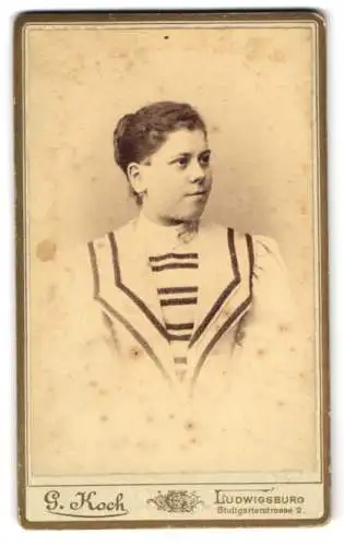 Fotografie G. Koch, Ludwigsburg, Stuttgarterstrasse 2, Damenporträt im gestreiften Kleid