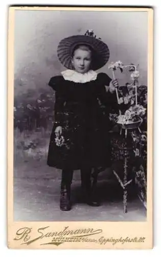 Fotografie R. Sandmann, Mülheim a/ Ruhr, Eppinghoferstr. 80, Mädchen mit Strohhut und Blumen