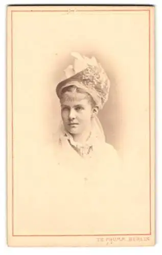 Fotografie Th. Prümm, Berlin, Unter den Linden 51, Porträt einer Dame mit elegantem Hut
