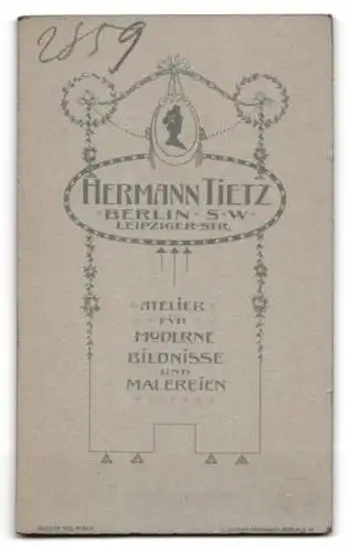 Fotografie Hermann Tietz, Berlin, Leipziger Str., Elegante Dame in hochgeschlossenem Kleid