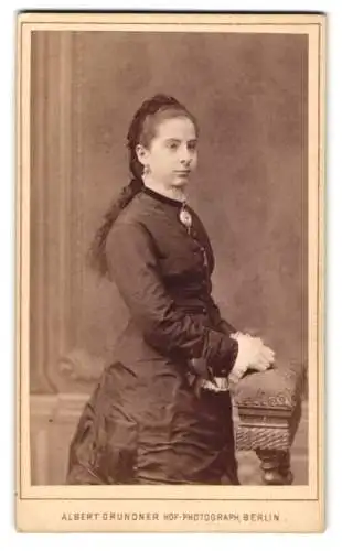 Fotografie Albert Grundner, Berlin, Leipziger Strasse 47, Frau im eleganten Kleid