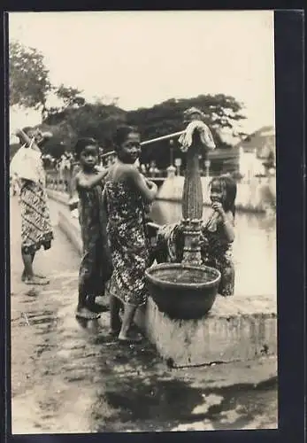 Foto-AK Indonesische Frauen am Brunnen