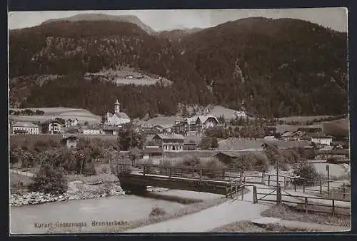 AK Gossensass /Brennerbahn, Flusspartie mit Brücke, Ortsansicht u. Bergpanorama