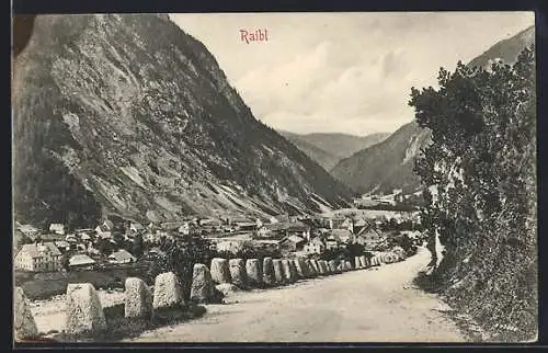 AK Raibl, Ortsansicht mit Landstrasse u. Bergpanorama