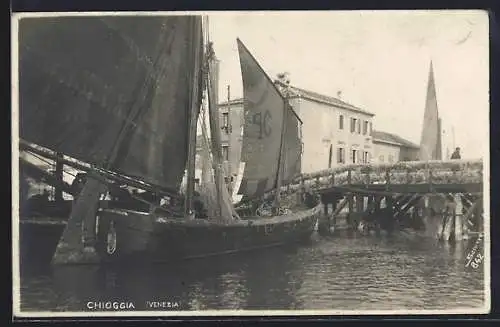 AK Chioggia, Teilansicht vom Wasser aus mit Booten