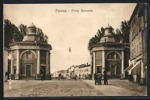 AK Faenza, Porta Ravenna mit Anwohnern