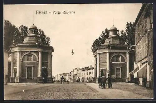 AK Faenza, Porta Ravenna mit Anwohnern