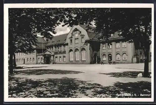 AK Falkenstein / Vogtland, Strassenpartie mit Bahnhof