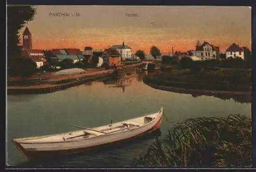 AK Parchim i. M., Hafen mit Ruderboot und Blick auf den Ort