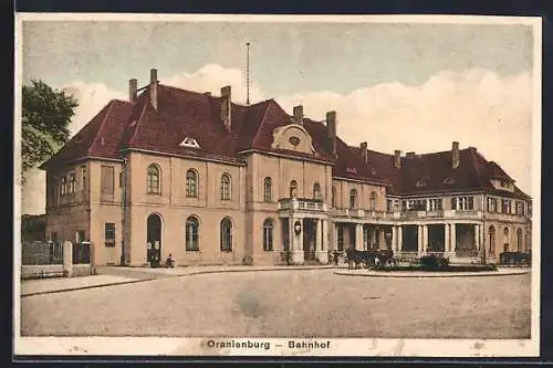 AK Oranienburg, Blick auf den Bahnhof mit Pferdekutsche