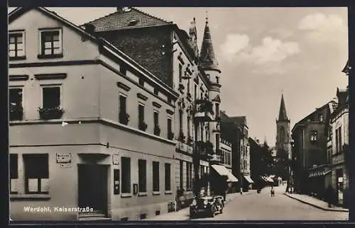 AK Werdohl, Kaiserstrasse mit Auto und Blick auf die Kirche