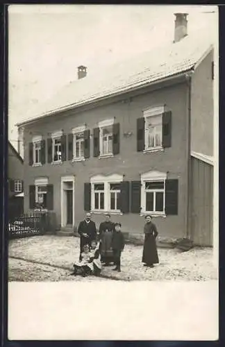Foto-AK Glatten, Familie vor einem Haus