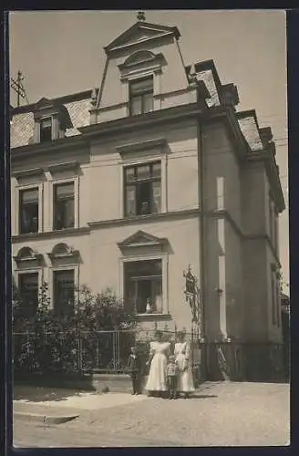 Foto-AK Blankenburg / Harz, Zwei Frauen mit Kind vor der Bürgervilla