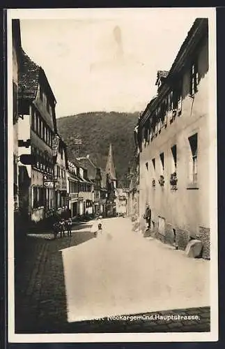 AK Neckargemünd, Hauptstrasse mit Passanten und Kindern