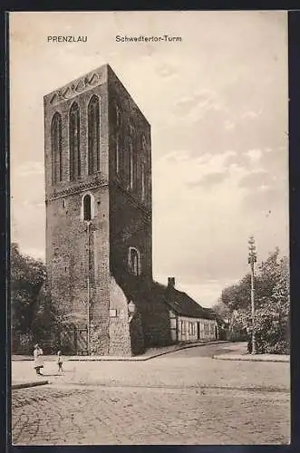 AK Prenzlau, Schwedtertor-Turm mit Strassenpartie und Frau und Kind