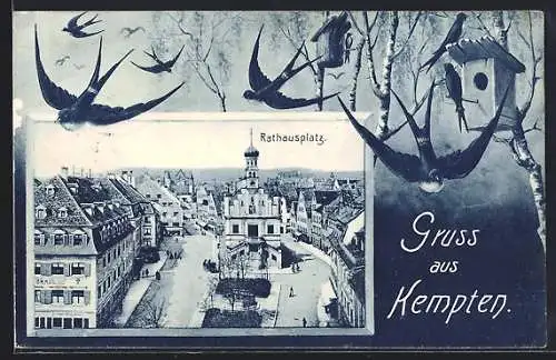 AK Kempten / Allgäu, Rathausplatz aus der Vogelschau, Passepartout mit Schwalben und Vogelhaus