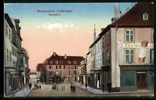 AK Saargemünd /Lothringen, Anblick des Marktplatzes, Reklame an Hauswand