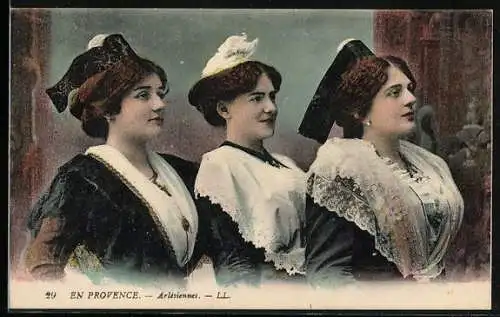 AK Arles, Arlesiennes en belles costumes