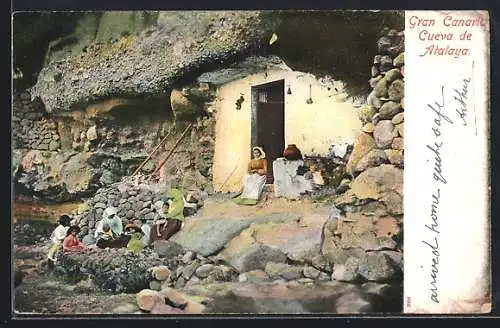 AK Gran Canaria, Cueva de Atalaya, Frauen und Kinder vor ihrem Haus