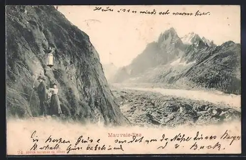 AK Mauvais-Pas, Mann und Frau überqueren eine schwierige Passage an einem Felsen, um 1900
