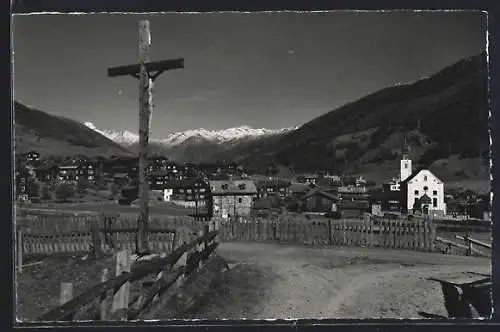 AK Reckingen, Strassenpartie mit Flurkreuz, Goms, Galenstock und Muttenhörnern