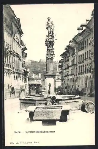 AK Bern, Gerechtigkeitsbrunnen, Ortspartie mit Kirchturrm