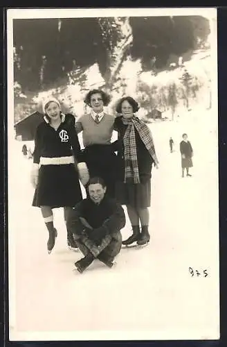 Foto-AK Wengen, Jugendliche auf Schlittschuhen, Gruppenbild, Winter 1930/31