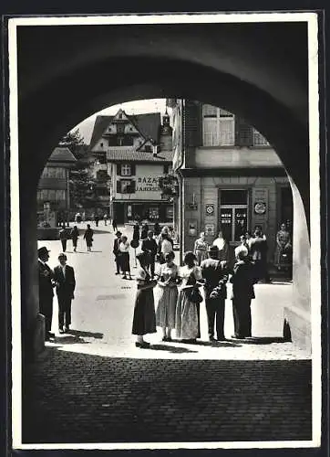 AK Appenzell, Rathausplatz mit Geschäften, durch einen Torbogen gesehen