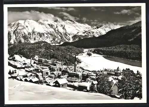 AK St. Moritz, Totalansicht mit Bergpanorama im Winter