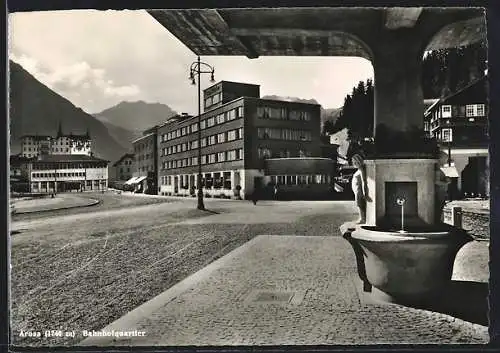 AK Arosa, Bahnhofquartier, Ortspartie mit Post-Hotel, Trinkwasser-Brunnen und Strassenkreuzung