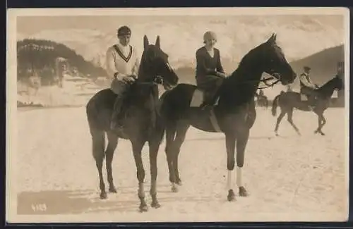 Foto-AK St. Moritz, Mann und Frau zu Pferd im Winter 1930
