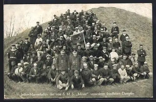 AK Gruppenbild indische Kriegsgefangene der vom Kriegsschiff SMS Möwe versenkten feindlichen Dampfer