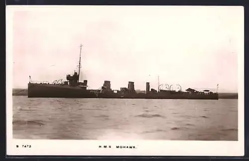 AK Kriegsschiff H.M.S. Mohawk in Küstennähe