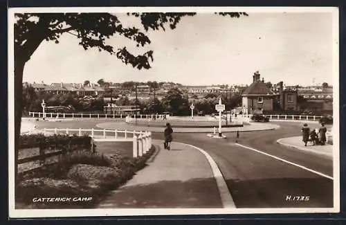 AK Catterick Camp, Strassenpartie mit Passanten