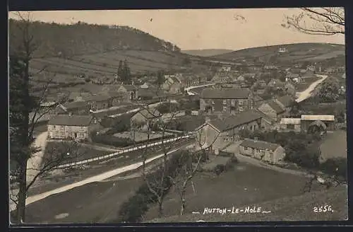 AK Hutton-le-Hole, Panorama mit Strassenpartie