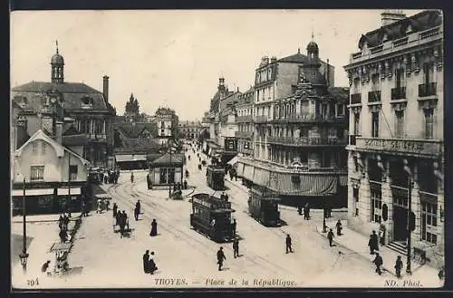 AK Troyes, Place de la Republique mit Strassenbahnen