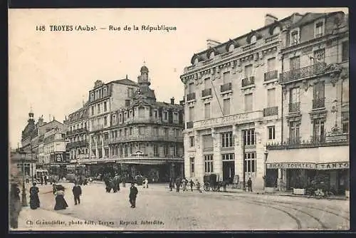 AK Troyes /Aube, Rue de la Republique, Strassenbahn
