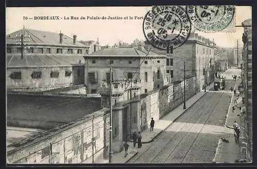 AK Bordeaux, La Rue du Palais-de-Justice et le Fort, Strassenbahn