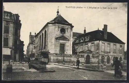 AK Troyes /Aube, L`Hôpital et la Rue de la Cité, Strassenbahn