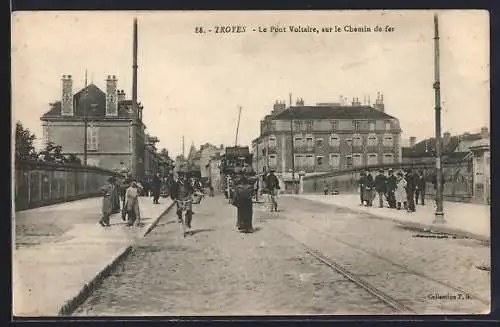 AK Troyes, Le Pont Voltaire, sur le Chemin de fer, Strassenbahn