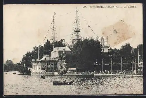 AK Enghien-les-Bains, Le Casino et bord du lac avec bateau décoratif