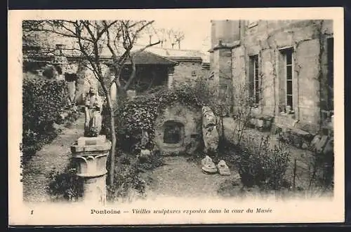 AK Pontoise, Vieilles sculptures exposées dans la cour du Musée